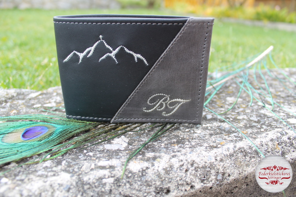 Zweifärbige Geldtasche mit Bergen