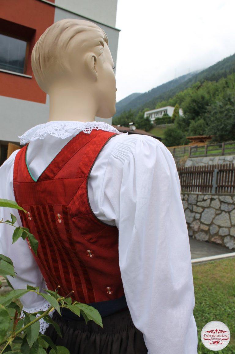 Rückenansicht der Damentracht