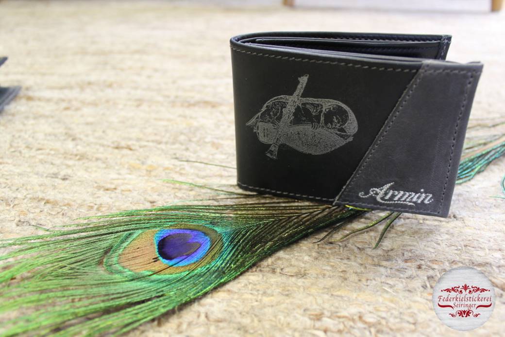 Zweifärbige Geldtasche mit gelasertem Motiv
